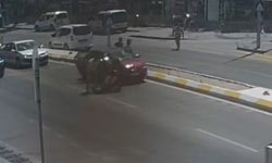 Otomobilin çarptığı yaya yaralandı: Kaza anı kamerada!
