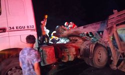 Hafriyat kamyonu otomobille çarpıştı: 1'i ağır, 3 yaralı!