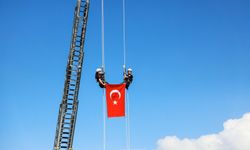 Bursa'da nefes kesen tatbikat; Türk bayrağı metrelerce yükseklikten indirildi