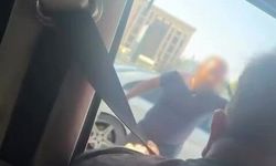 Bursa Osmangazi'de minibüs şoförü ile otomobil sürücüsü arasındaki gerginlik kamerada