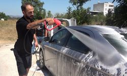 Bursa'da yüzleri gülümseten iyilik! Sokakta gördüğü kirli araçları habersizce yıkıyor