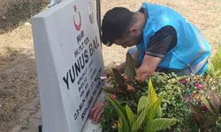 Bursalı gençler şehitliği temizlediler