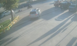Bursa'da direksiyon hakimiyetini kaybeden motosiklet otomobile çarptı