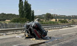 Uşak’ta takla atarak karşı şeride geçen otomobilde aynı aileden 4 kişi yaralandı