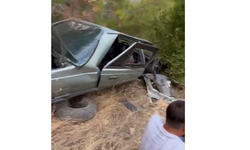 Uçuruma yuvarlanan otomobilin sürücüsü yaralandı