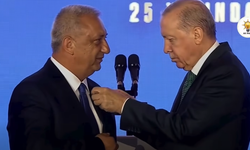 Cumhurbaşkanı Erdoğan, Engin Uysal’a AK Parti rozetini taktı!