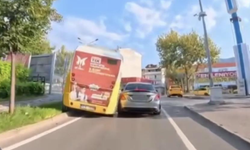Bursa Osmangazi'de seyir halindeki halk otobüsü direğe çarptı: O anlar kamerada
