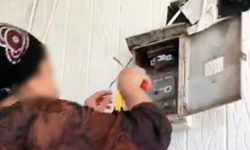Vatandaşın elektrik denetim ekibine aldırmadan sayaca müdahale anları kamerada