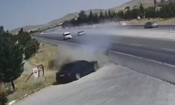 Yola fırlayan parçadan kurtulmak isterken karşı şeride uçarak 2 otomobille çarpıştı: 2 ölü