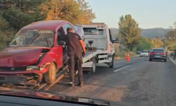İnegöl'de sollama yaparken bariyerlere çarptı! Otomobil hurdaya döndü: 1 yaralı