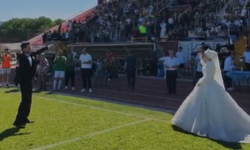 İnegöl'de düğününü bırakıp finale koştu! Gelinlik ve damatlıkla tribünde yer aldılar