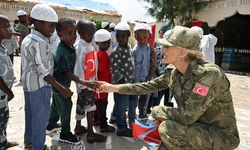 Somali’de yetimhaneye Türk askerinden yardım eli
