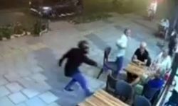 Mersin'de kasklı şüpheli, tantunicide oturan şahsı vurdu