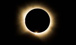 Avrupa’da 27 yıl sonra yaşanan ilk tam Güneş tutulmasını milyonlarca kişi izledi
