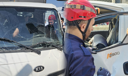 Bursa İnegöl'de kamyonet ile kamyon kafa kafaya çarpıştı!