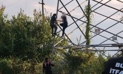 İnegöl’de sıcak dakikalar! 1 saatlik ikna sonucu direkten indirildi