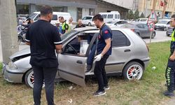 İnegöl’de otomobil beton elektrik direğine çarptı: Sürücü yaralandı!