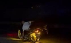 Kask yok, akıl yok, yatarak gidiyor! Trafikteki o anlar izleyenleri çileden çıkardı...