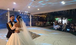 10 yıllık evlilikte sürpriz: Yeniden gelinlik giyip nikah tazeledi