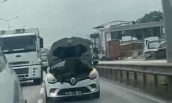 Bursa'da seyir halindeki otomobilin kaputunu açarak tamir yaptı!
