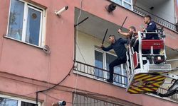 Bursa'da hastaneye yatmamak için polise bıçak çekip direndi!