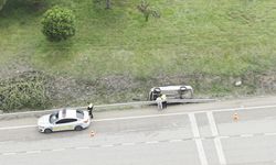 Bursa'da kontrolden çıkan otomobil yoldan çıkarak yan yattı!