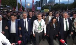 Bursa'da gövde gösterisi! Özgür Özel'den tarihi rest: "İktidarla aynı hizaya geçmeyiz"