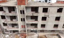 Bursa Karacabey'de 30 yıldır tamamlanmayı bekleyen bina mahalleliyi tedirgin ediyor