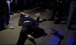 Bursa'da kalabalık gruba laf attı, dayak yedi: Silahı çekip yanlışlıkla kendini vurdu