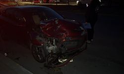 Belediye otobüsü virajı alamadı: İki aracı biçti, 3 yaralı!