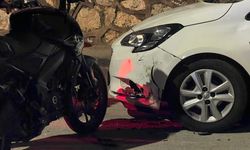 Bursa Mudanya'da kontrolden çıkan motosiklet park halindeki araca çarptı: 2 yaralı