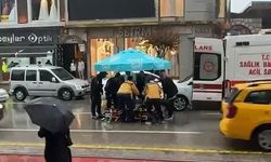 Bursa'da yolun karşısına geçerken otomobil çarptı: Vatandaşlar yaralıya şemsiye tuttu!