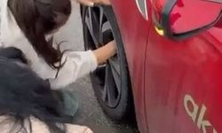 Bursa'da yola atlayan kedi aracın tekerine sığındı, kurtarma anı kamerada