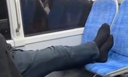Otobüste ayakkabılarını çıkarıp seyahat etti, rahatlığı pes dedirtti!