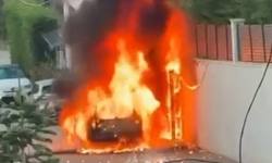 Bursa'da d*hşet anları! Park halindeki aracın alevlere teslim olduğu o anlar kamerada...