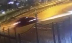 Kaldırımdan seken otomobil 1 metrelik duvarı aştı: O anlar kamerada!
