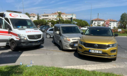 Bursa Mudanya'da kavşakta iki otomobil çarpıştı: 1 yaralı
