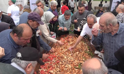 Üç metrelik tabakta Bursa kebabı ikramı