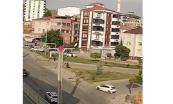 El freni çekilmeden bırakılan otomobil cadde boyu ilerleyip tarlaya uçtu