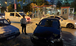 Otomobil tramvay durağına çarptı: 1 yaralı