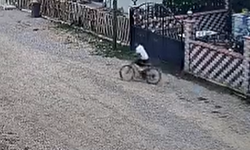Bursa İnegöl'de hırsızlık anı kamerada! Arkadaşlarının Peşinden Yürüdü, Bisikleti Çalıp Kayboldu!