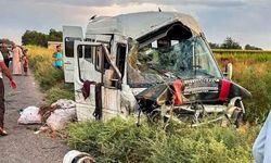 Şanlıurfa’da işçileri taşıyan servis tahliye kanalına devrildi: 15 yaralı