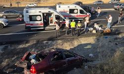 Direksiyon hakimiyetini kaybetti, karşı şeritteki iki otomobile çarptı: 1 ölü, 7 yaralı