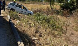 İnegöl’de otomobil direğe çarpıp şarampole uçtu!