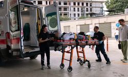 İnegöl'de araç bariyerlere çarptı! Yaralılar var