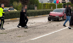 Bursa İnegöl'de otomobil aydınlatma direğine çarptı: 1 yaralı