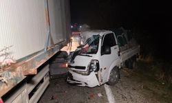 Bursa İnegöl'de kamyonet ile tır çarpıştı:2 yaralı