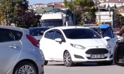 İnegöl-Yenişehir yolunda otomobilin altına yavru kedi girince vatandaşlar seferber oldu