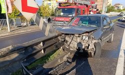 Bursa İnegöl'de otomobil bariyerlere saplandı: Karı-koca yaralandı