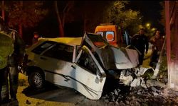 Bursa Osmangazi'de kontrolden çıkan araç duvara çarptı… Sıkıştığı araçtan böyle kurtarıldı